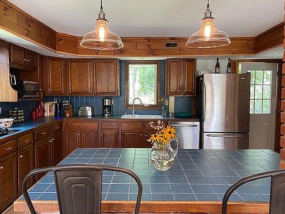 large eat-in kitchen