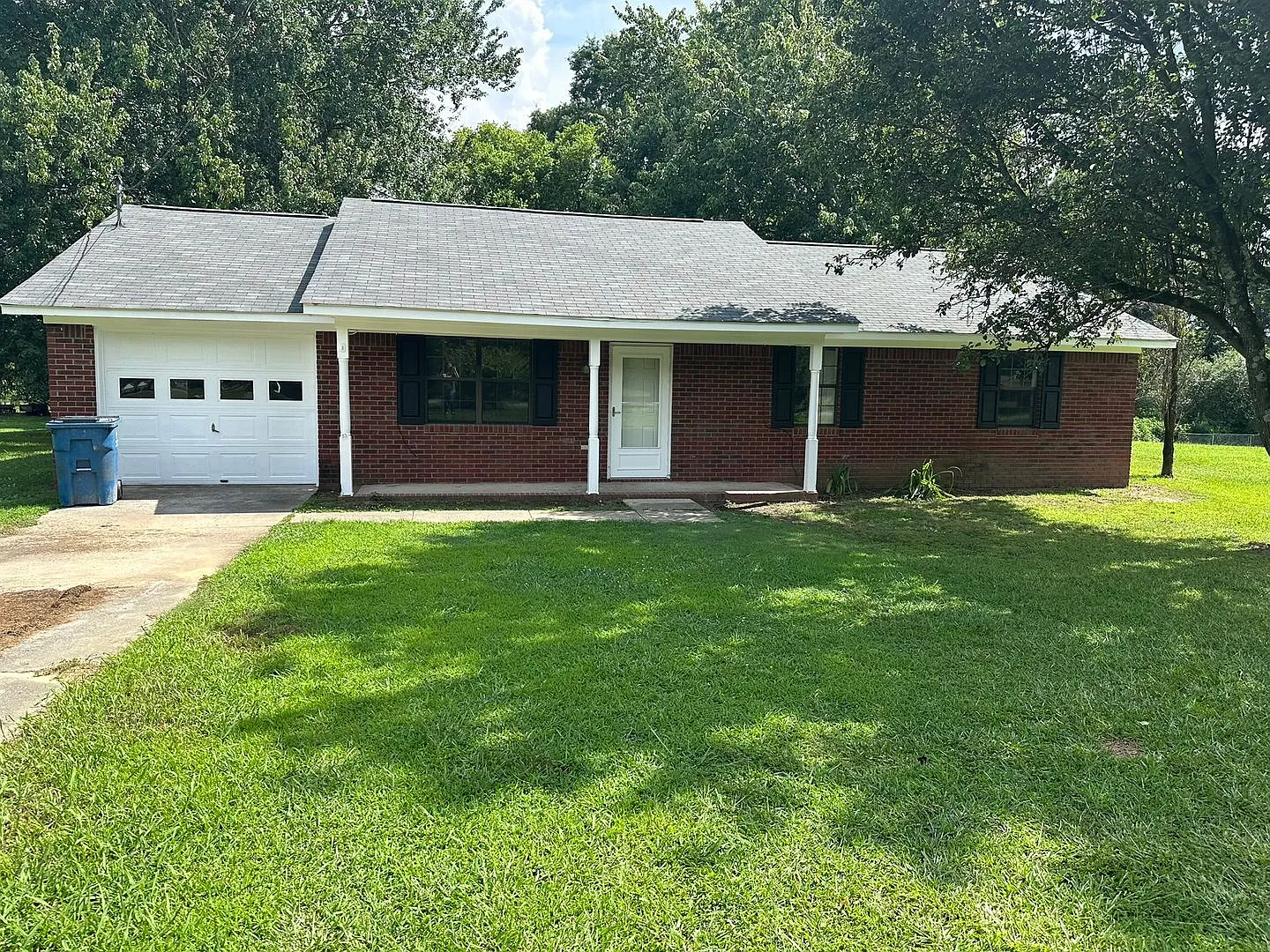 73 Lavaughn Drive Albertville AL 35950 — Photo 1