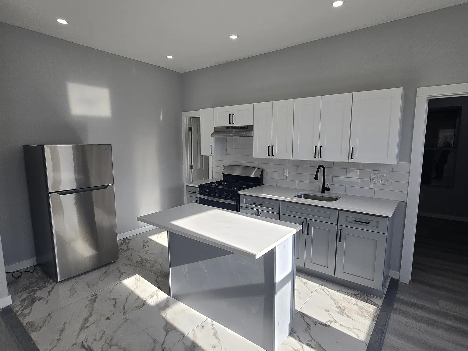 5 bed, $2,600 — Photo 1