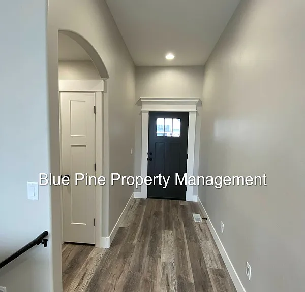 3840 Ventura Ave — Photo 2