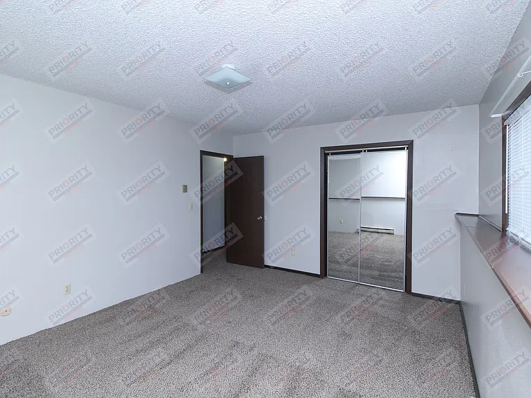 707 Vivian St — Photo 9