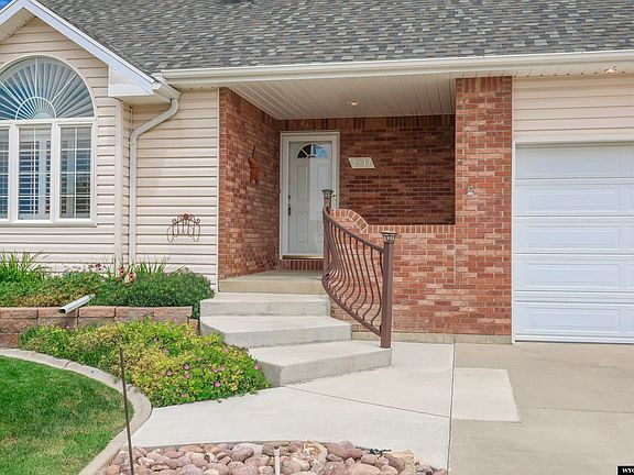 3rd image of 2517 Crestwood Ln