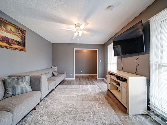 3rd image of 4630 Cloverdale Ave