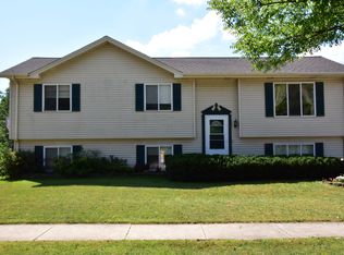121 Rivera Dr, Waukesha, WI 53189