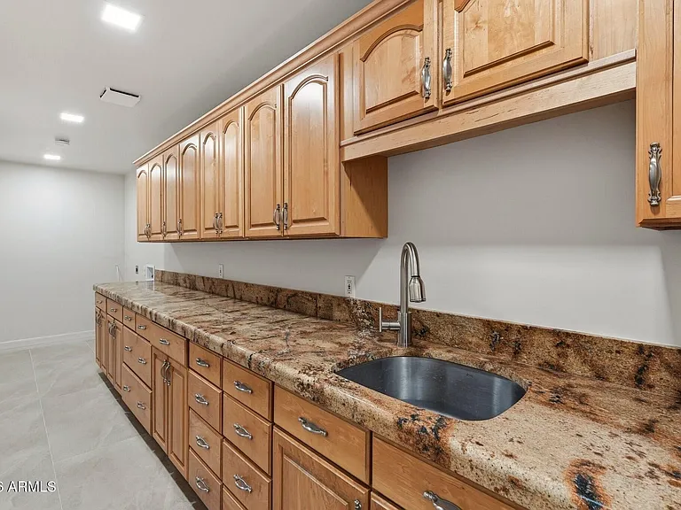 2221 E Vista Ave — Photo 22