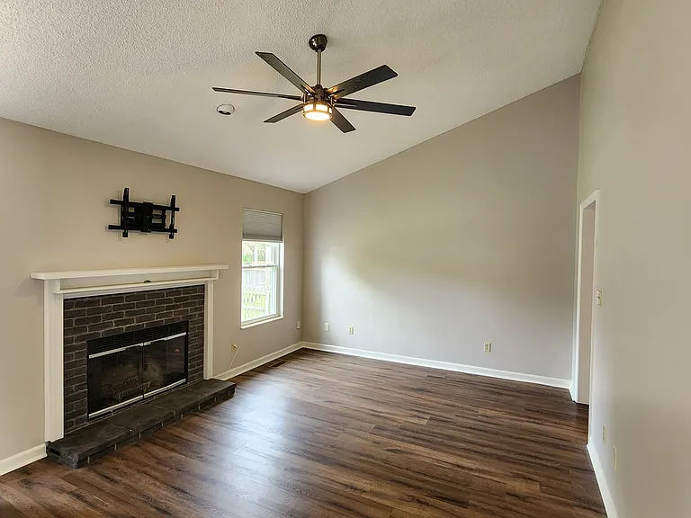 2036 Merle Ln — Photo 2