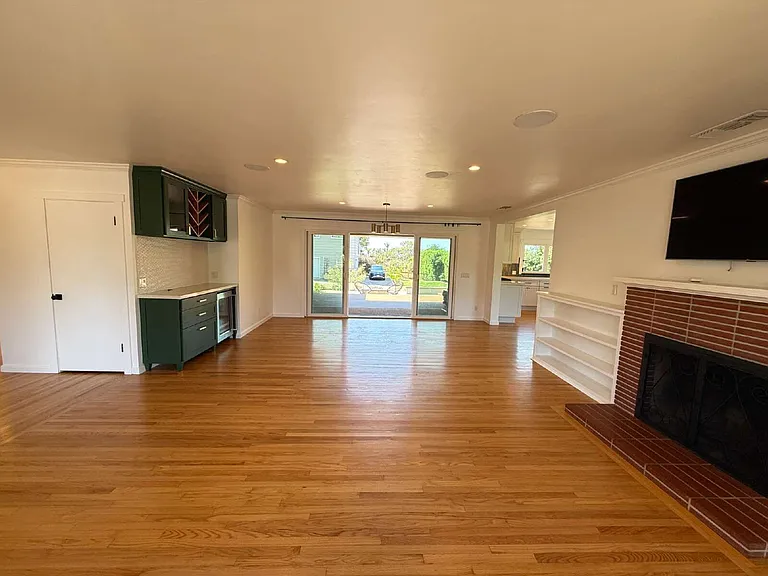 1401 Forest Ave — Photo 4