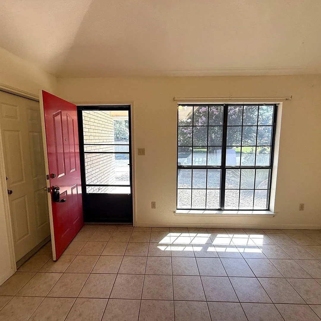 137 Cibolo Creek Dr — Photo 3