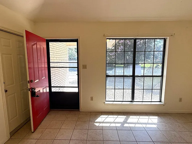 137 Cibolo Creek Dr — Photo 3