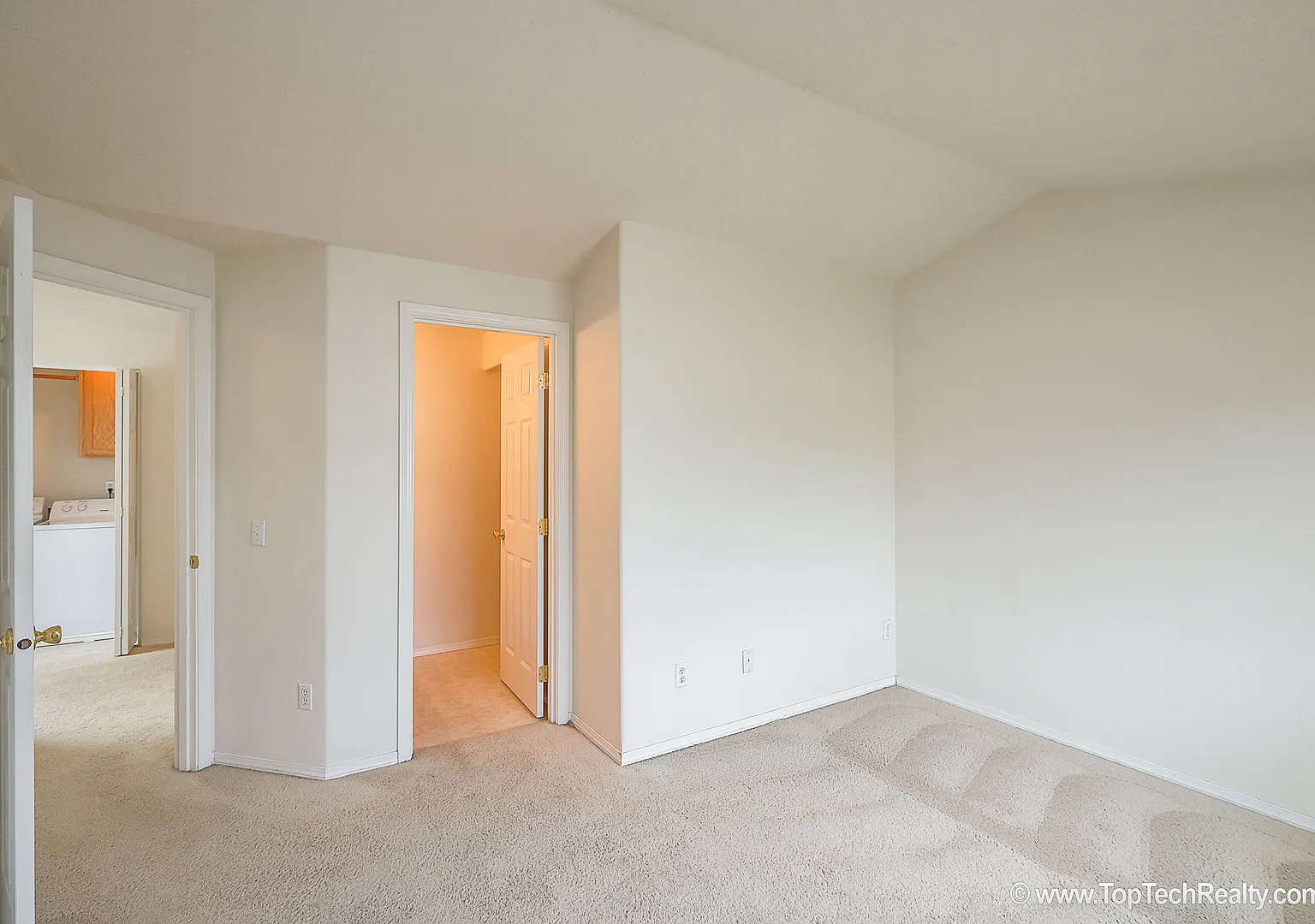 Lovely 3 BD | 2.5 Bath Townhome in Orenco | Near Intel, Nike & MAX! — Photo 3