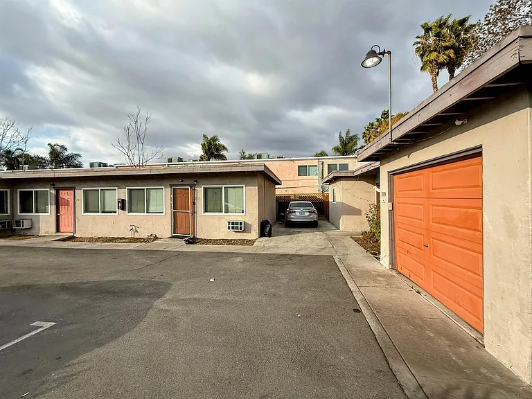 279 S Mollison Ave — Photo 18