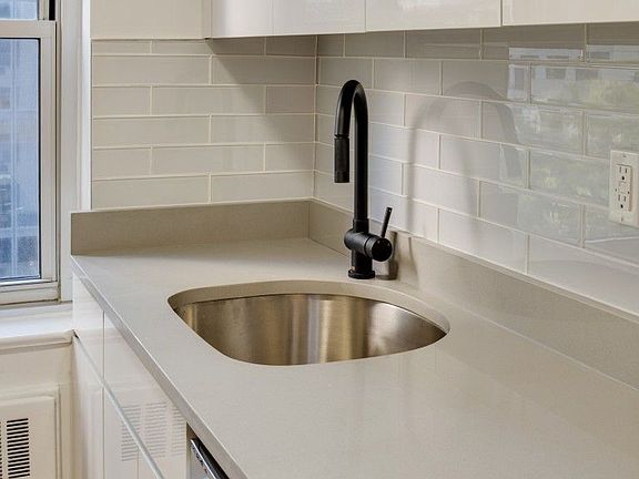 3rd image of 300 E 46th St #5EE