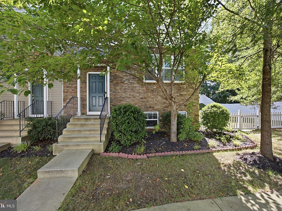 1st image of 335 English Oak Ln