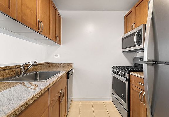 5th image of 35 W 33rd St APT 17E