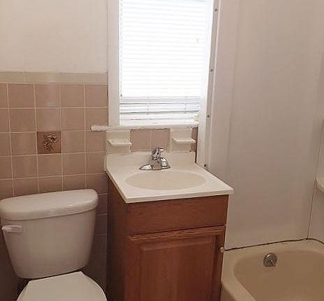 4th image of 850 45th St APT 2R