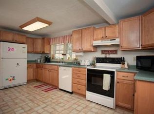 11 S Main St, Newton, NH 03858