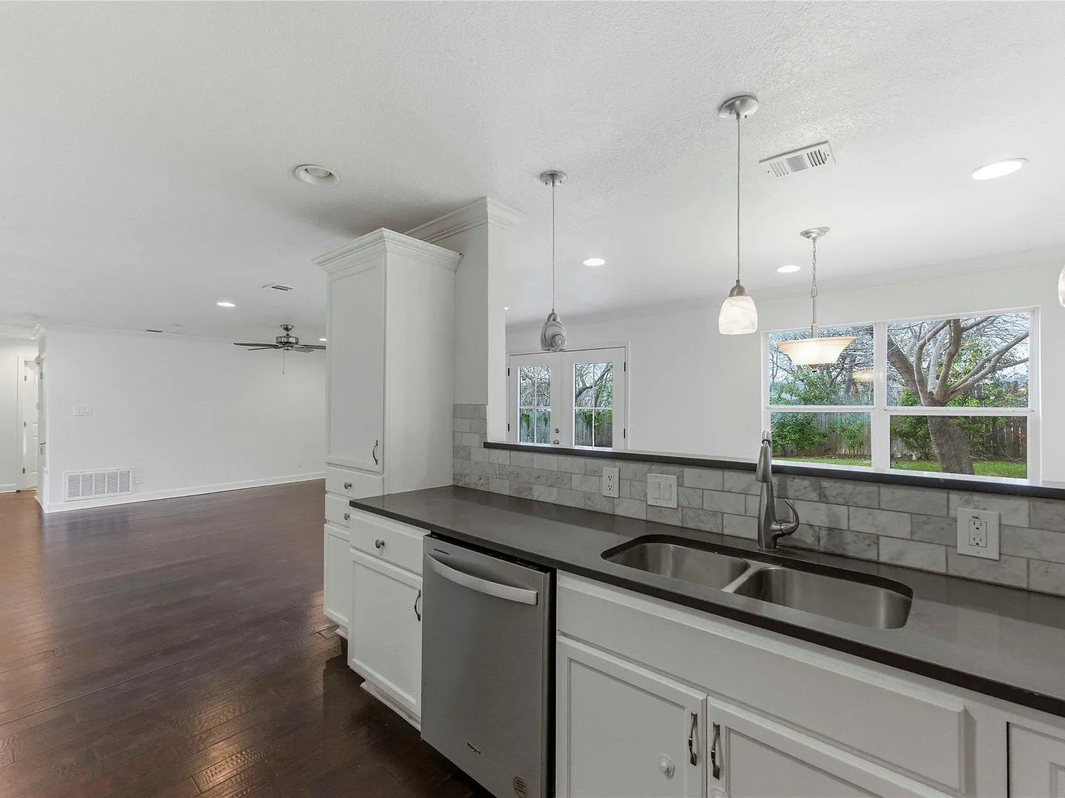 3 bed, 2.0 bath, 1541 sqft, $3,200 — Photo 3