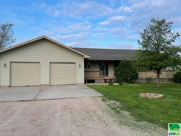 31390 Hillcrest Pl, Vermillion, SD 57069