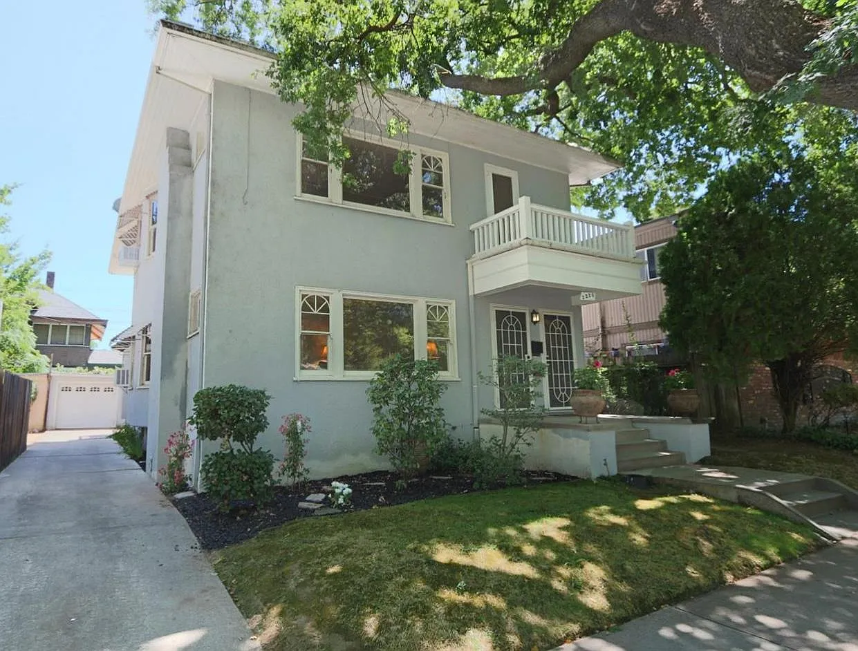 2220 T St photo 1