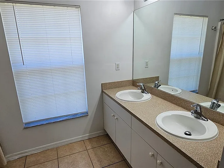 815 Porter St E — Photo 17
