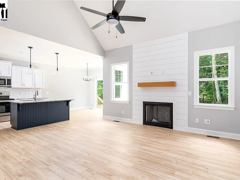 126 Creekside Dr — Photo 5