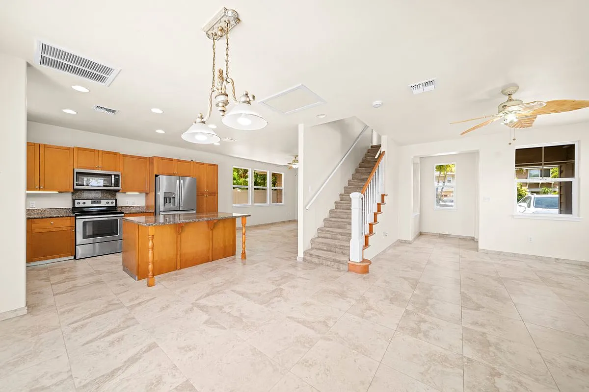 3 bed, 2.5 bath, 1750 sqft, $5,000 — Photo 2