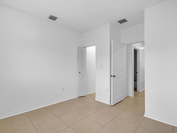 4th image of 928 SW 3rd St #205