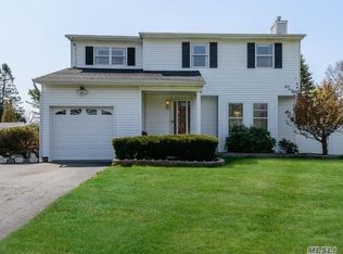 4 Doyle Ct, Lake Grove, NY 11755