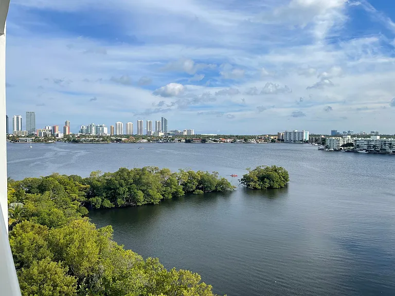 17111 Biscayne Blvd #702 — Photo 1
