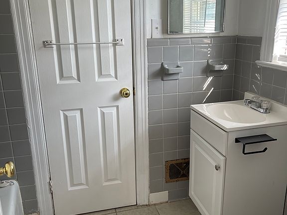 5th image of 102 N Holly St #B