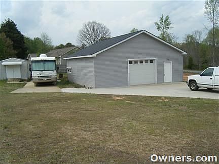 Additional detached Garage + storage Unit