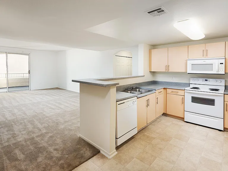 La Jolla Crossroads Apartments — Photo 44