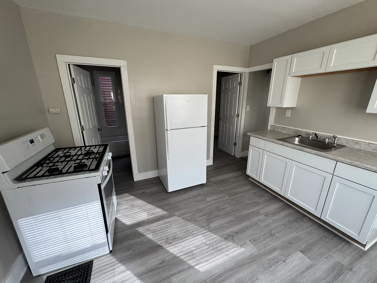 3 bed, 832 sqft, $1,100 — Photo 3