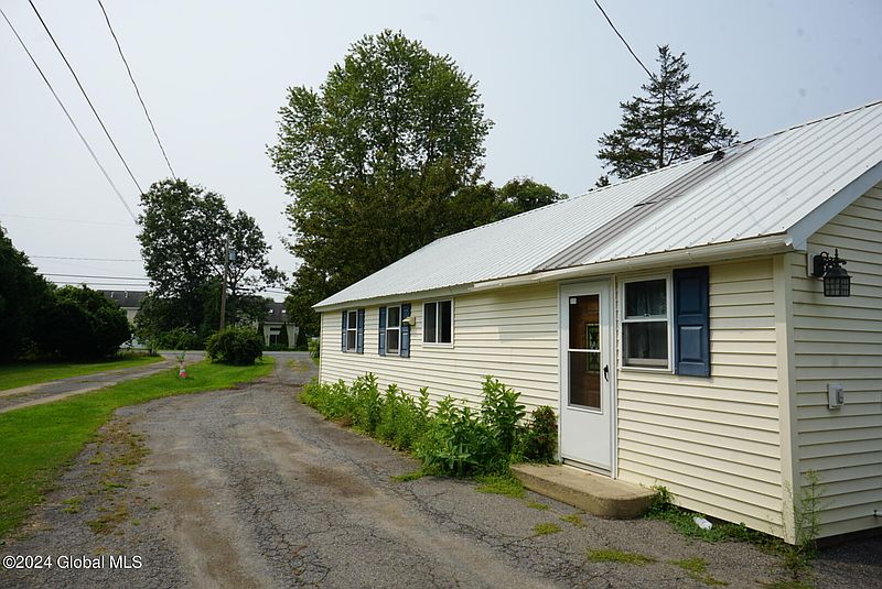 4th image of 42 Dean Road