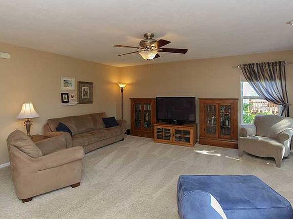 5th image of 827 Country Walk Dr