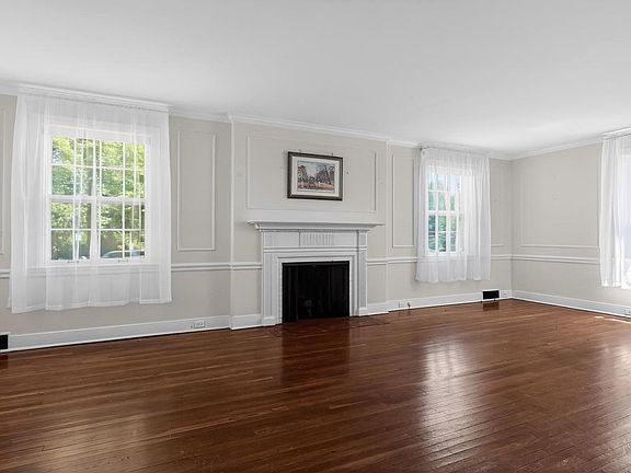 4th image of 808 Walnut Ln