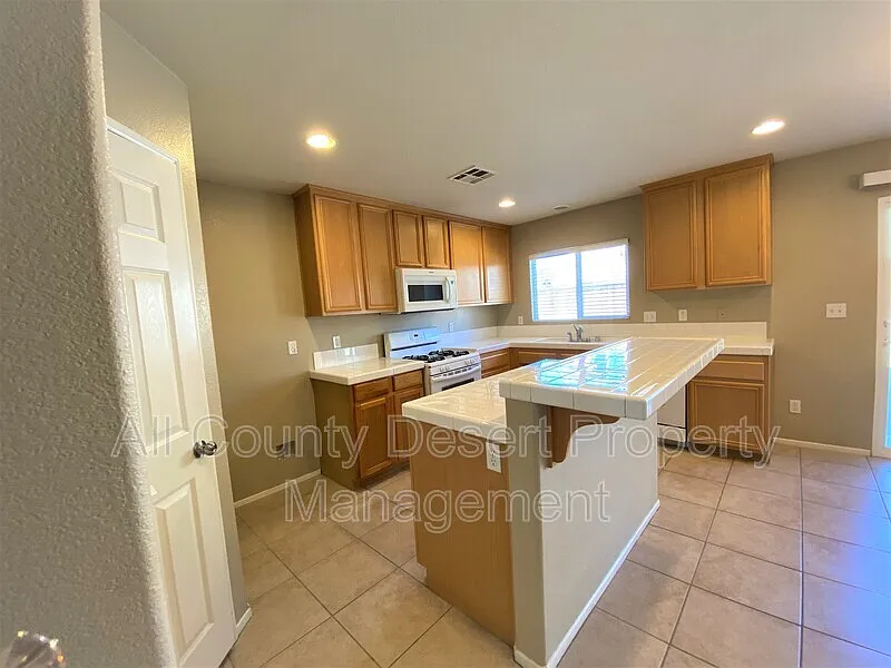 4 bed, 2.0 bath, 1798 sqft, $2,495 — Photo 4