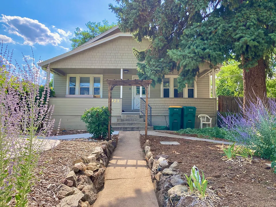 1921 Iris St