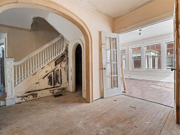 4th image of 628 Taylor St