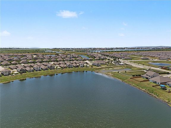 4th image of 865 Pelican Bay Dr