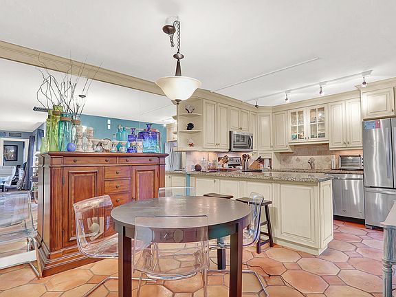 3rd image of 904 9th Terrace