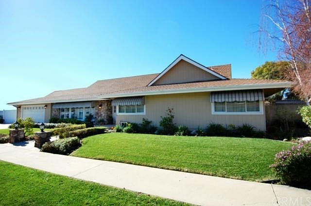 Welcome to 13861 Allthorn, your Country home in the City!