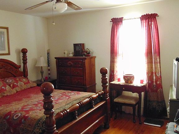 2nd image of 106 Eanes St