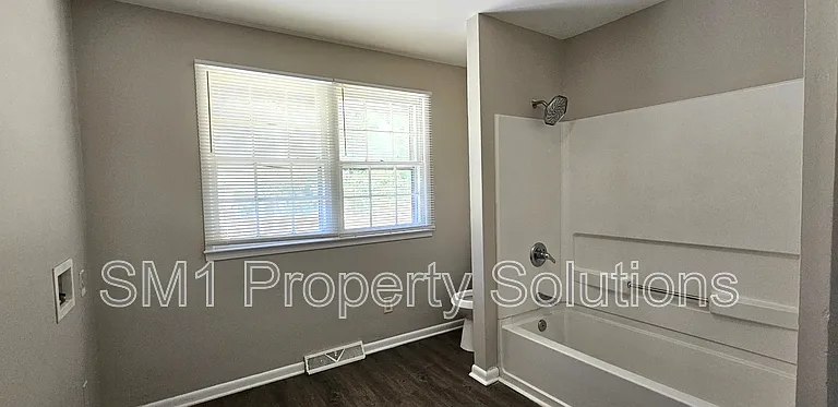 1529 Earl Dr #1 — Photo 9