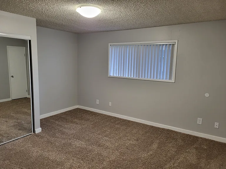 Townhouse Square Apartments — Photo 13