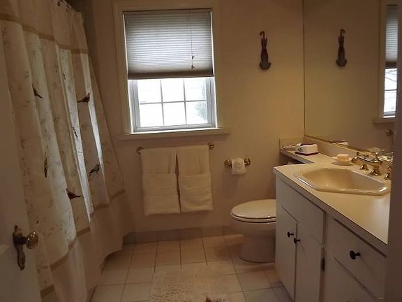 Second floor full bath w/