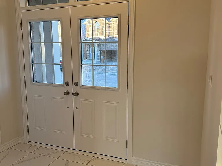 33 Rochester Dr — Photo 2