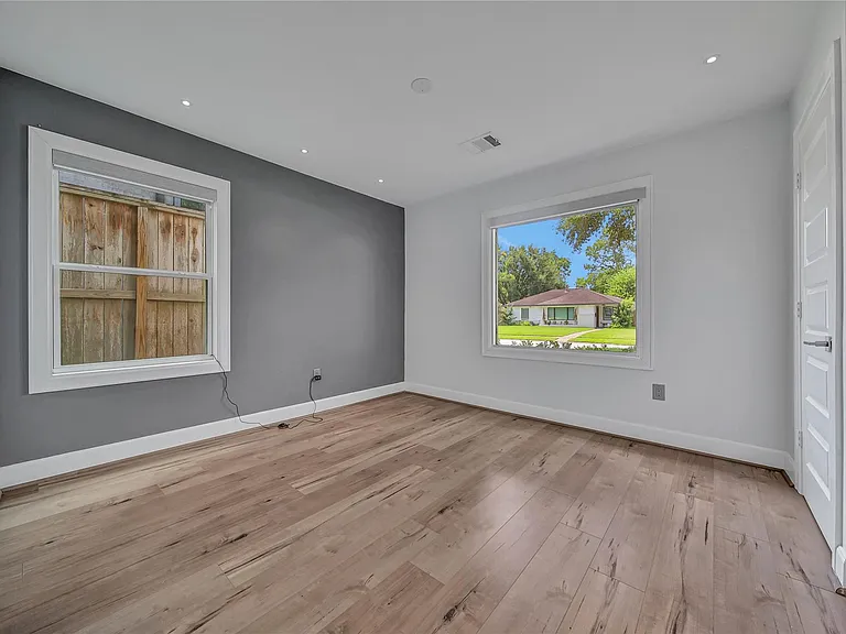 2206 Saxon Dr — Photo 31