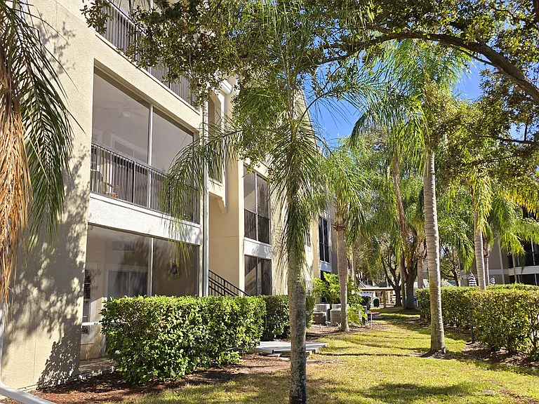 5152 Northridge Rd #205 — Photo 4