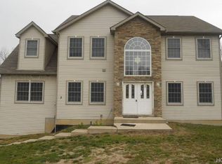 3 Trotter Ln, Rock Tavern, NY 12575